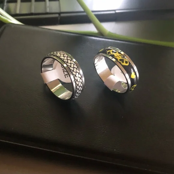 2 pcs Stainless Steel Silver and Black Patterned Rings Size 11 - Picture 2 of 5